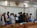 AUDIENSI : Suasana perwakilan masyarakat Aliansi Basmi saat audensi dengan anggota DPRD kabupaten Sukabumi.