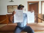 Dedi Fatius yang merupakan kuasa hukum Faisal Bagindo saat memperlihatkan surat gugatannya kepada awak media, Kami (2/2).