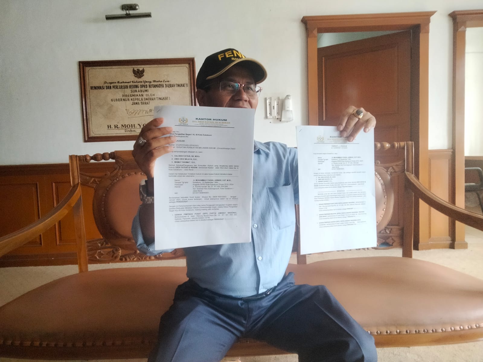 Dedi Fatius yang merupakan kuasa hukum Faisal Bagindo saat memperlihatkan surat gugatannya kepada awak media, Kami (2/2).