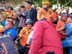 Petugas berada di bibir jurang bukit panenjoan, Ciemas Sukabumi