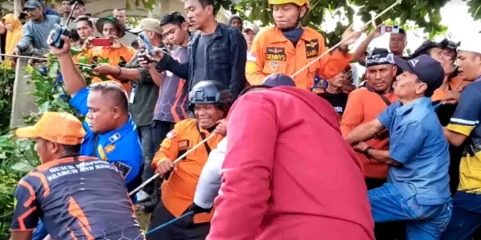 Petugas berada di bibir jurang bukit panenjoan, Ciemas Sukabumi