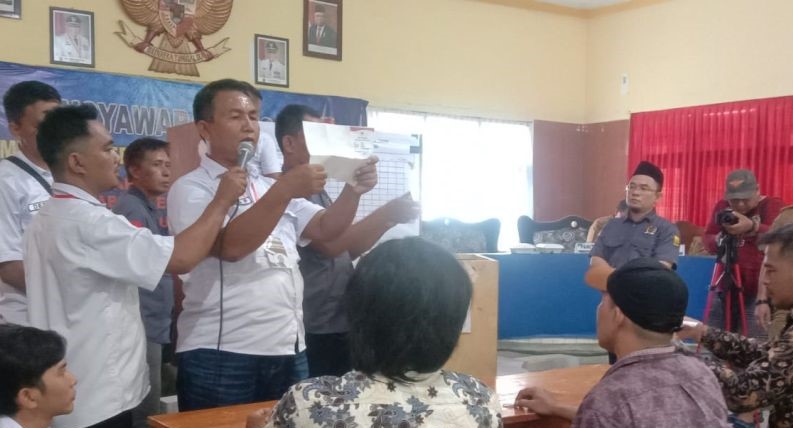 SUASANA penghitungan suara Pilkades PAW Desa Ciwaru