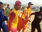 Tim SAR gabungan saat mengevakuasi korban tewas terseret ombak di laut selatan Kabupaten Sukabumi. | Foto: Balawista Kabupaten Sukabumi