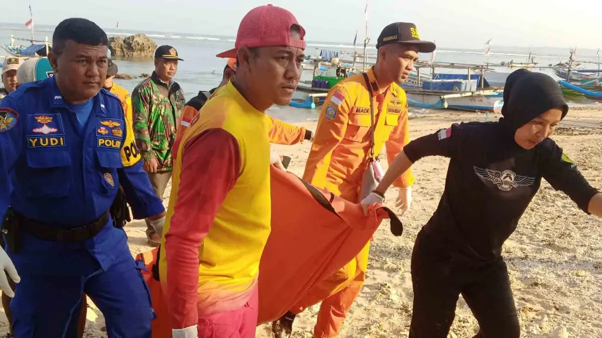 Tim SAR gabungan saat mengevakuasi korban tewas terseret ombak di laut selatan Kabupaten Sukabumi. | Foto: Balawista Kabupaten Sukabumi