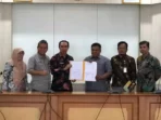 Sekda Ade dan Wakil Ketua DPRD Kabupaten Sukabumi Budi Azhar dan TAPD menunjukan berita acara rapat banggar yang membahas LPPA TA 2022.