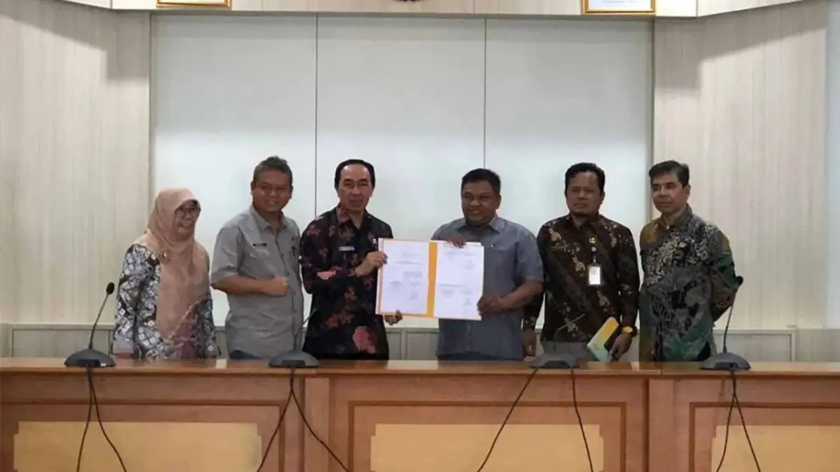 Sekda Ade dan Wakil Ketua DPRD Kabupaten Sukabumi Budi Azhar dan TAPD menunjukan berita acara rapat banggar yang membahas LPPA TA 2022.
