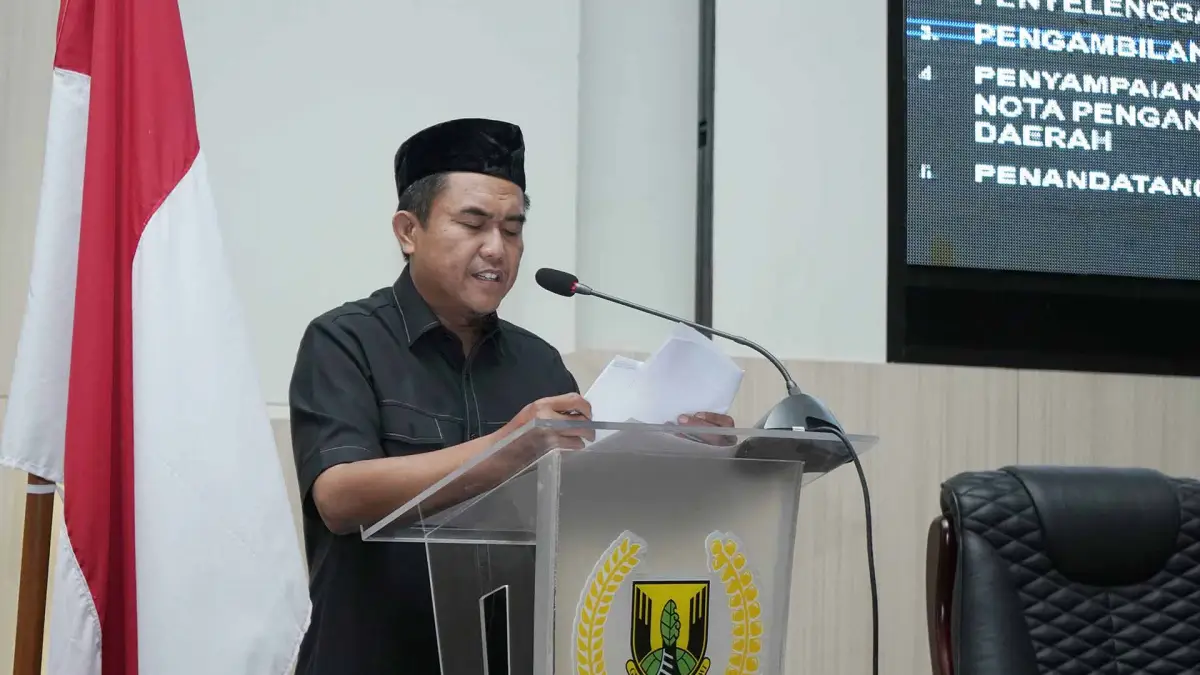 M. Yusuf saat menyampaikan laporan Komisi IV DPRD Kabupaten Sukabumi terkait Raperda tentang Penyelenggaraan Ketenagakerjaan di dalam Rapat Paripurna, Senin (10/7/2023).