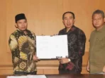 MUHAMMAD Sodikin (kiri) bersama Ketua TAPD Kabupaten Sukabumi, Ade Suryaman, usai menandatangani berita acara. Foto : Ist