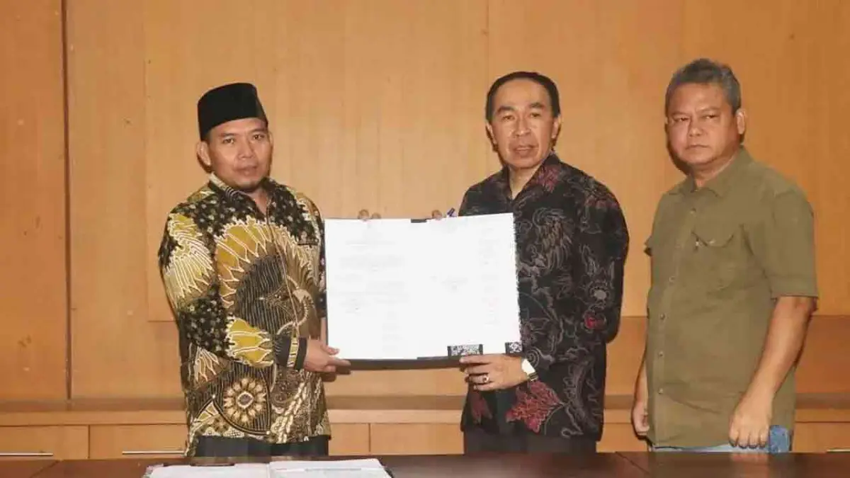 MUHAMMAD Sodikin (kiri) bersama Ketua TAPD Kabupaten Sukabumi, Ade Suryaman, usai menandatangani berita acara. Foto : Ist