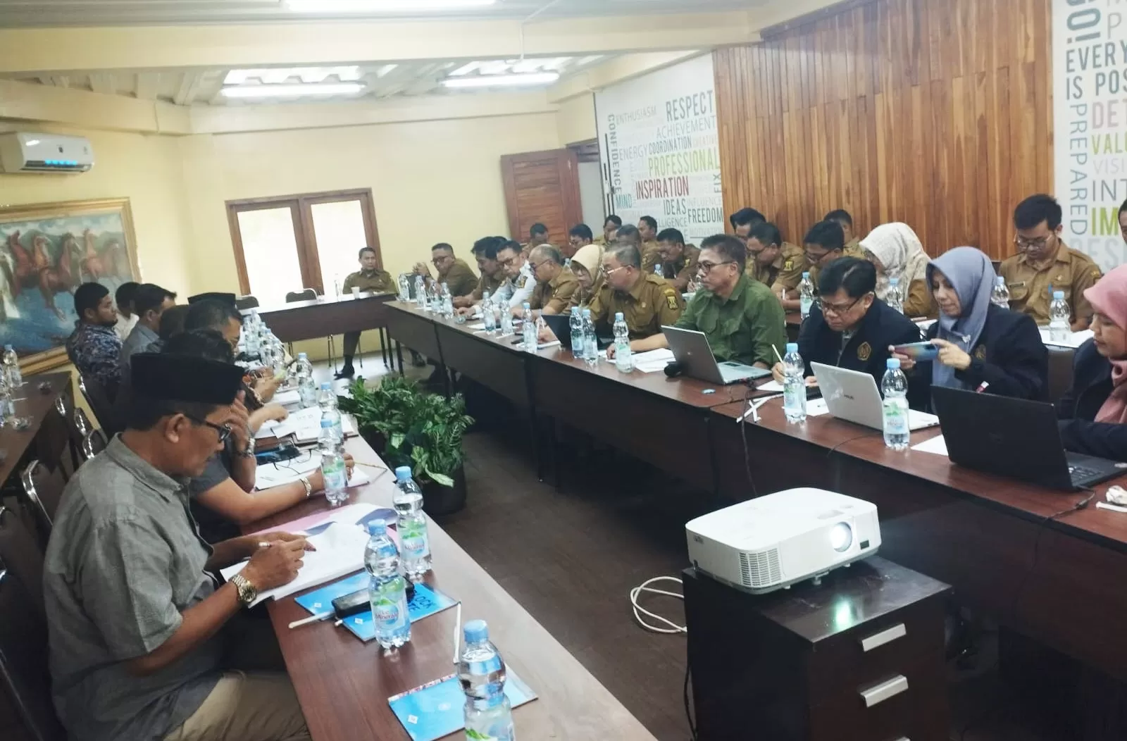 RAPAT kerja Pansus III DPRD Kabupaten Sukabumi dengan mitra kerja. Foto : Ist